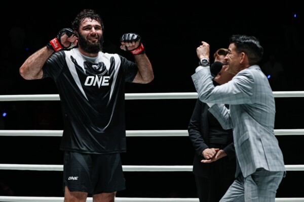 شامل إردوغان محتفلاً بحصوله على مكافأة أداء في عرض ONE Fight Night 48.