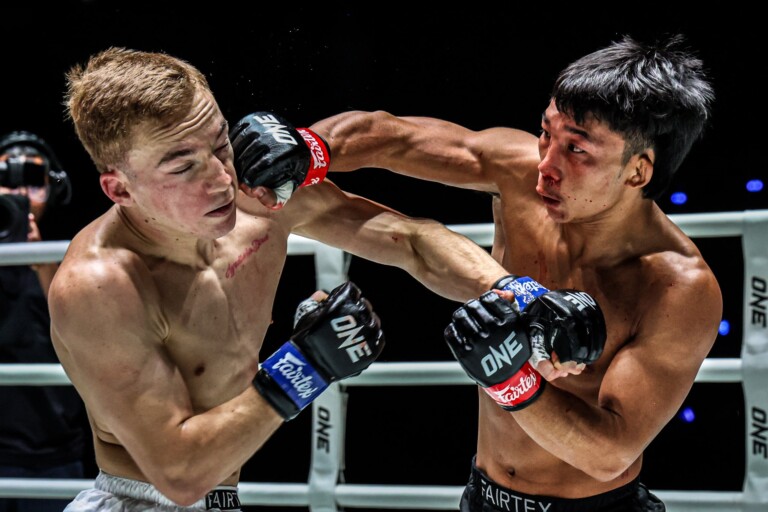 تونغلامبون يوجه لكمة يمنى علوية في مواجهة ديوناثا سانتوس توبياس خلال عرض ONE Friday Fights 173.